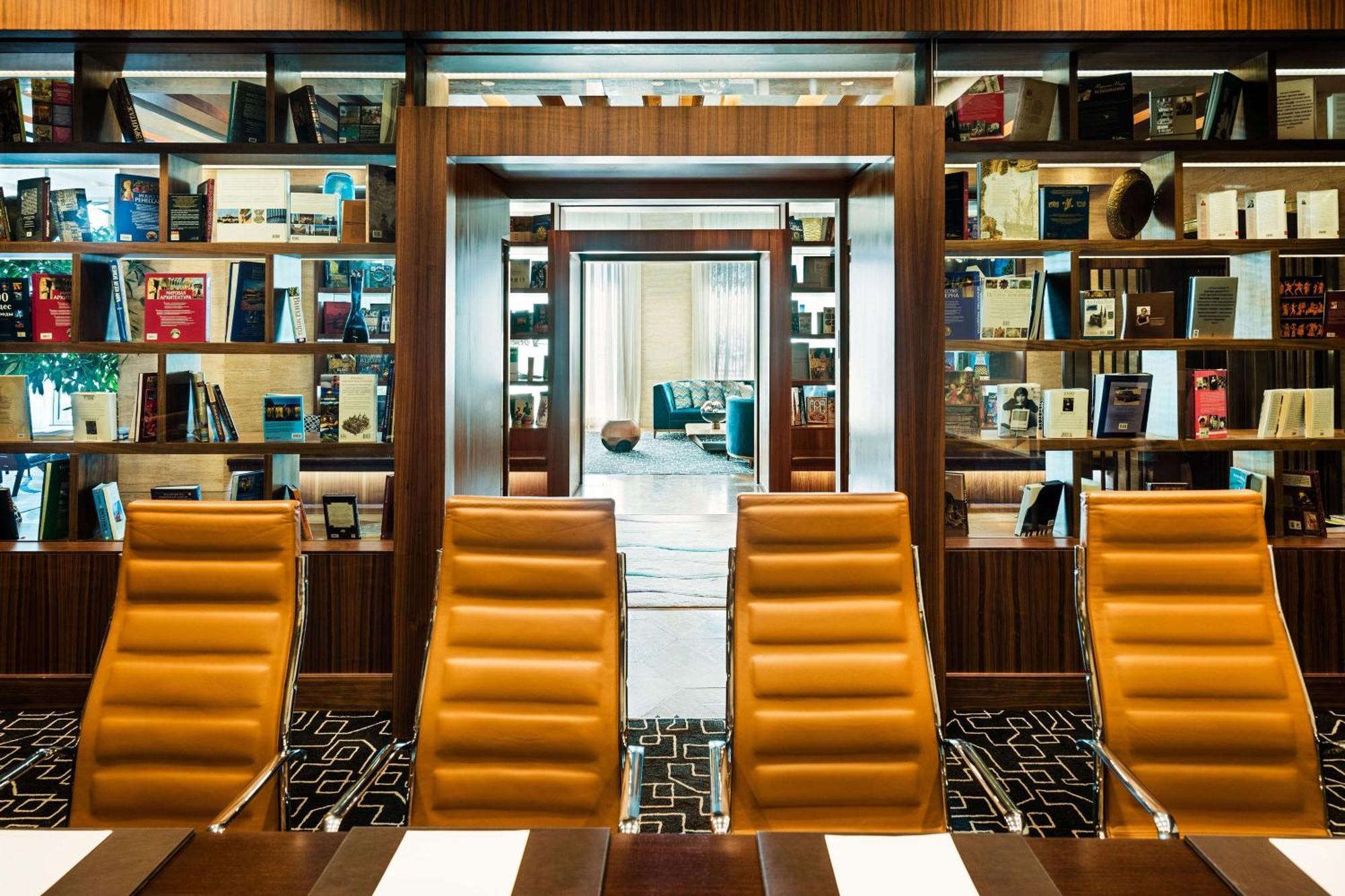 Sheraton Baku Intourist Luaran gambar Library on board