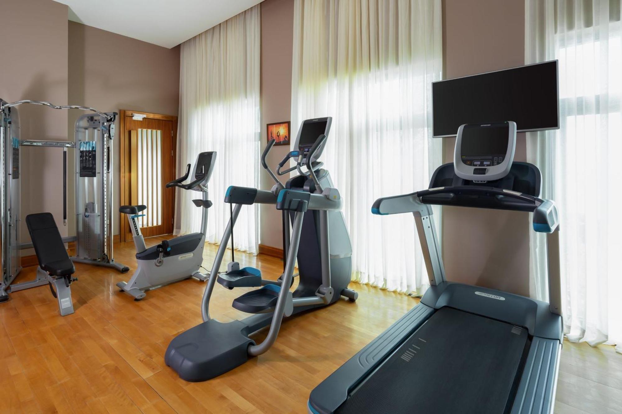 Sheraton Baku Intourist Luaran gambar A typical home gym