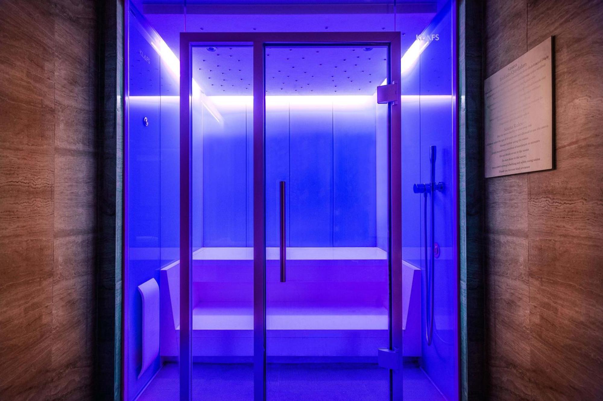Sheraton Baku Intourist Luaran gambar A blue light spa