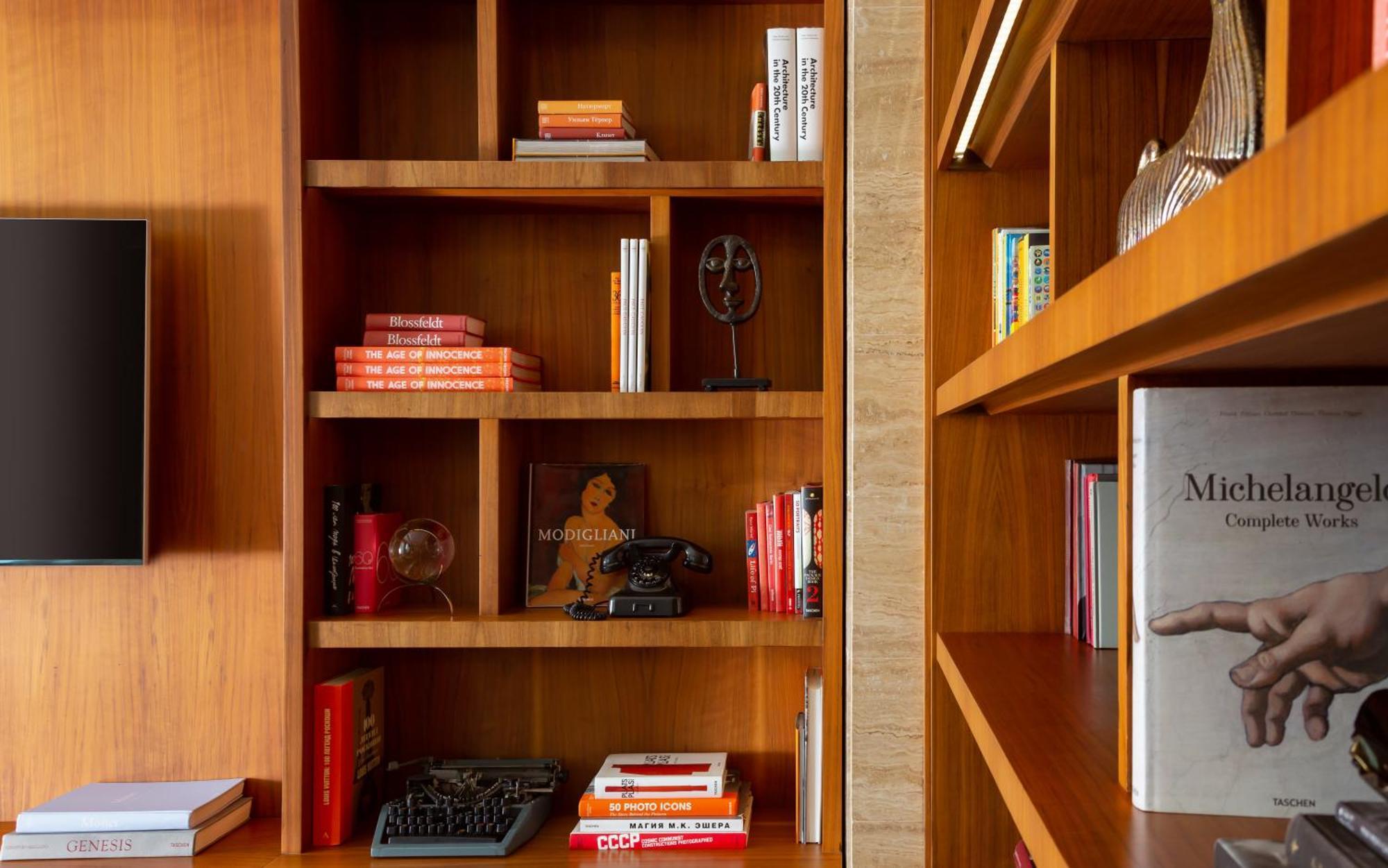 Sheraton Baku Intourist Luaran gambar A bookcase