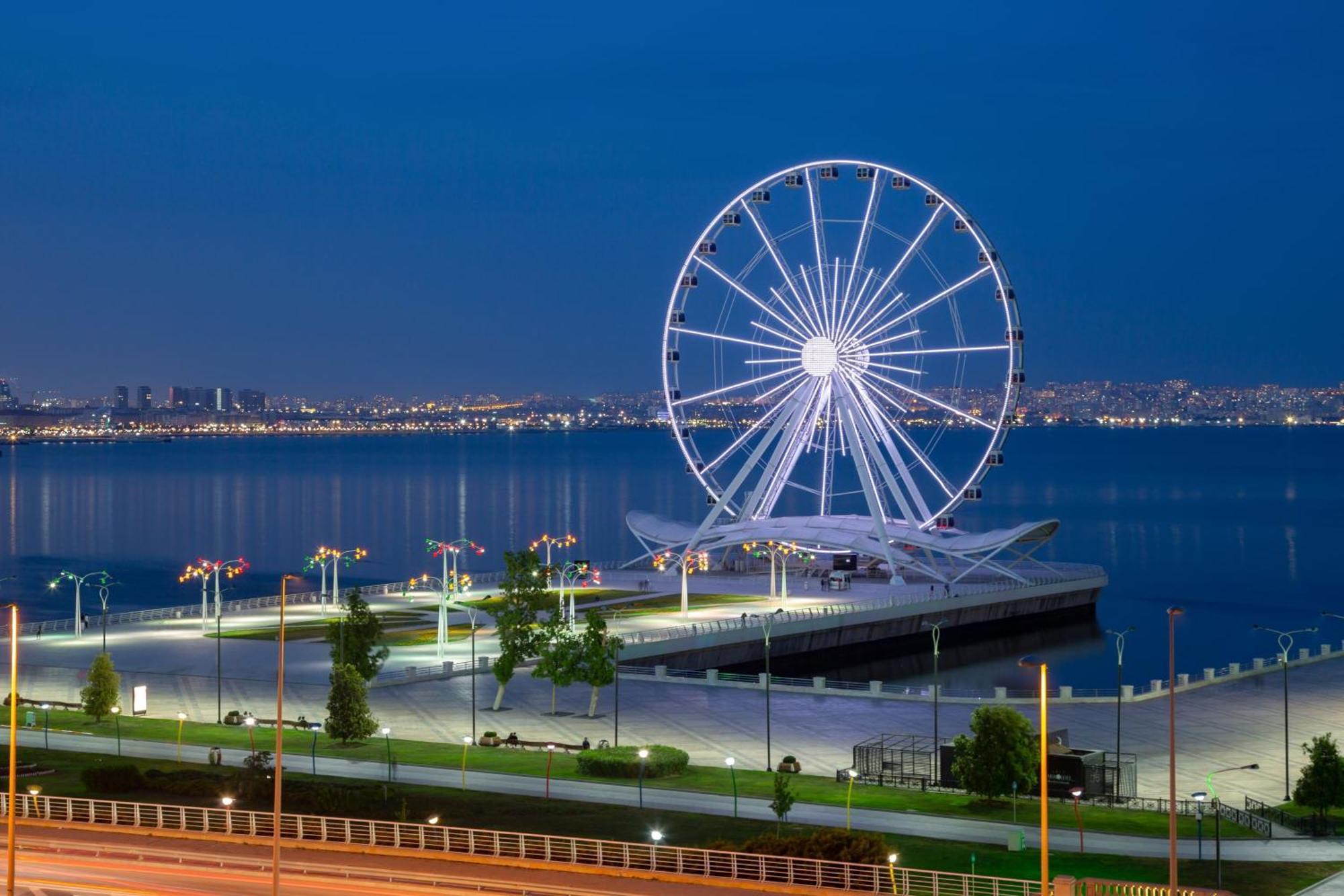 Sheraton Baku Intourist Luaran gambar The Ferris wheel at the park