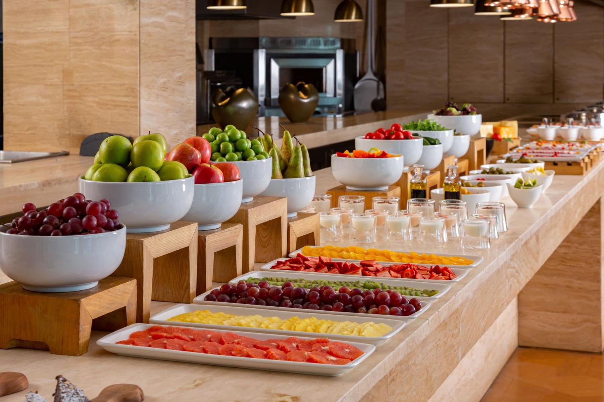 Sheraton Baku Intourist Luaran gambar A fruit salad bar