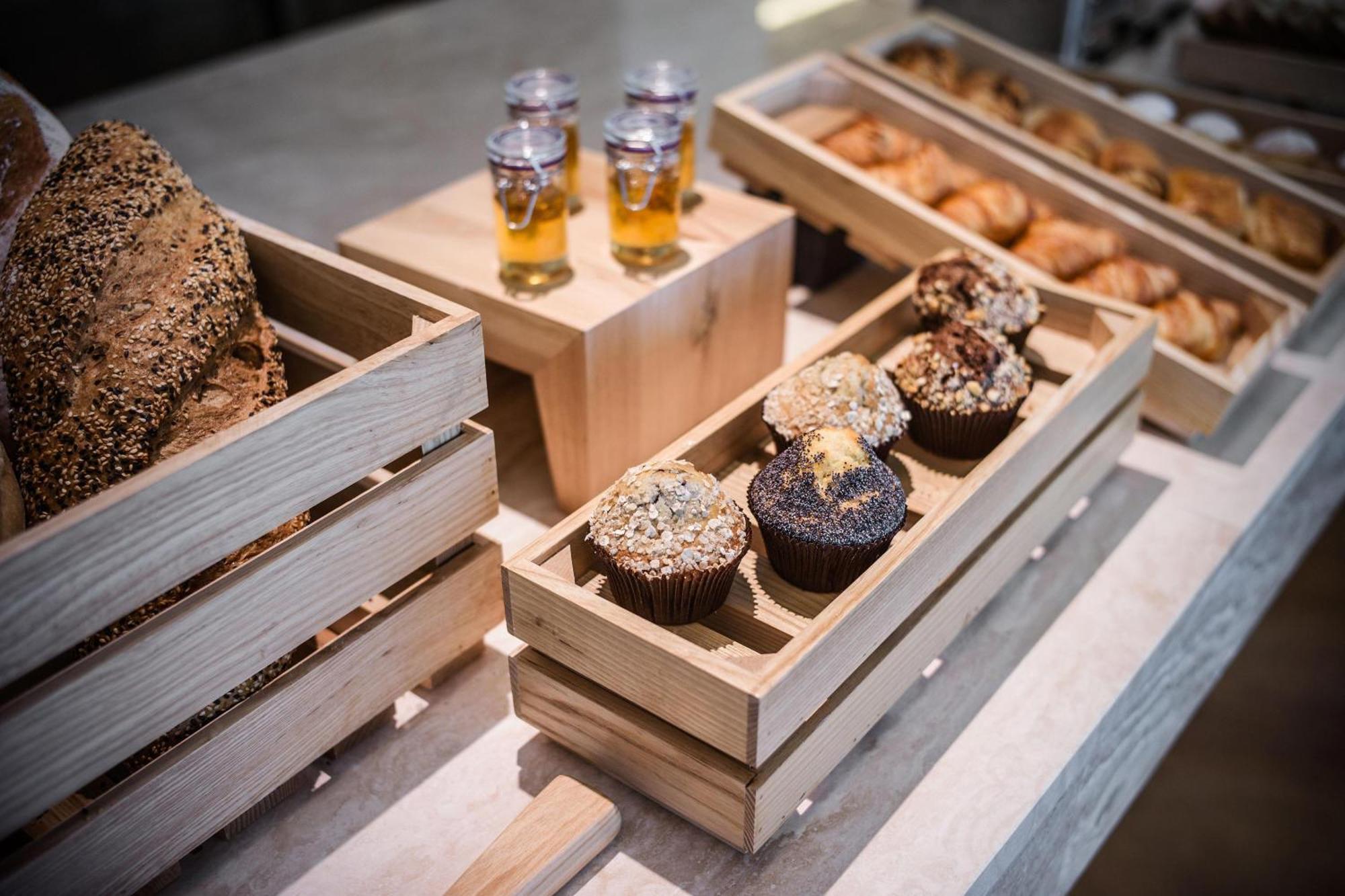 Sheraton Baku Intourist Luaran gambar A selection of muffins at a buffet