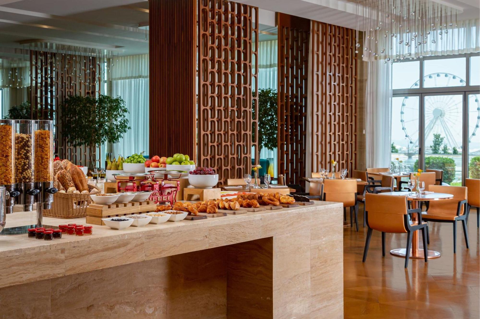 Sheraton Baku Intourist Luaran gambar The Lounge at the airport