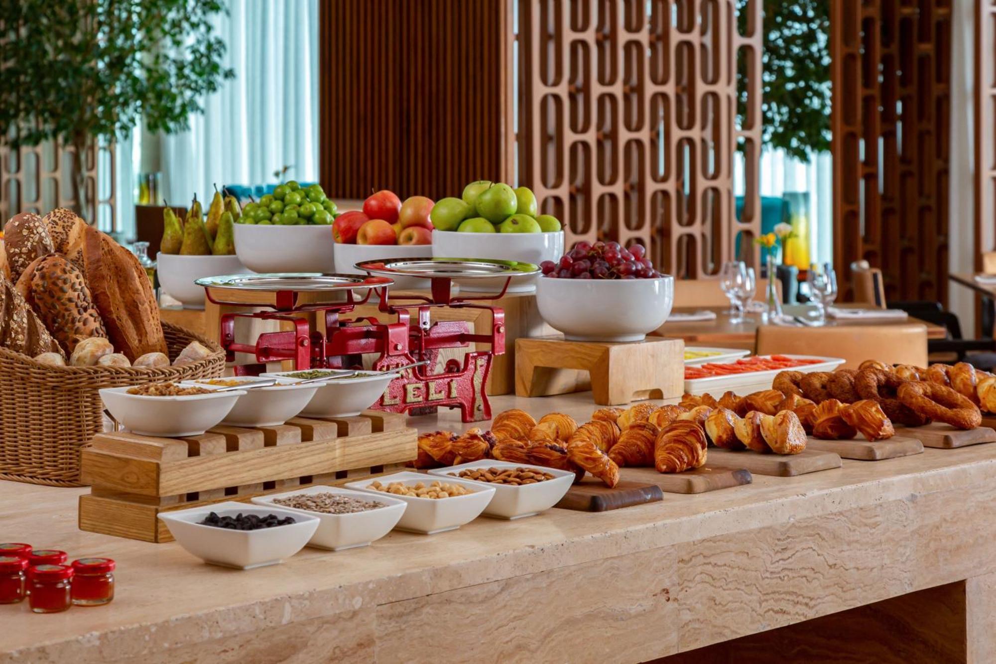Sheraton Baku Intourist Luaran gambar A breakfast buffet at a hotel