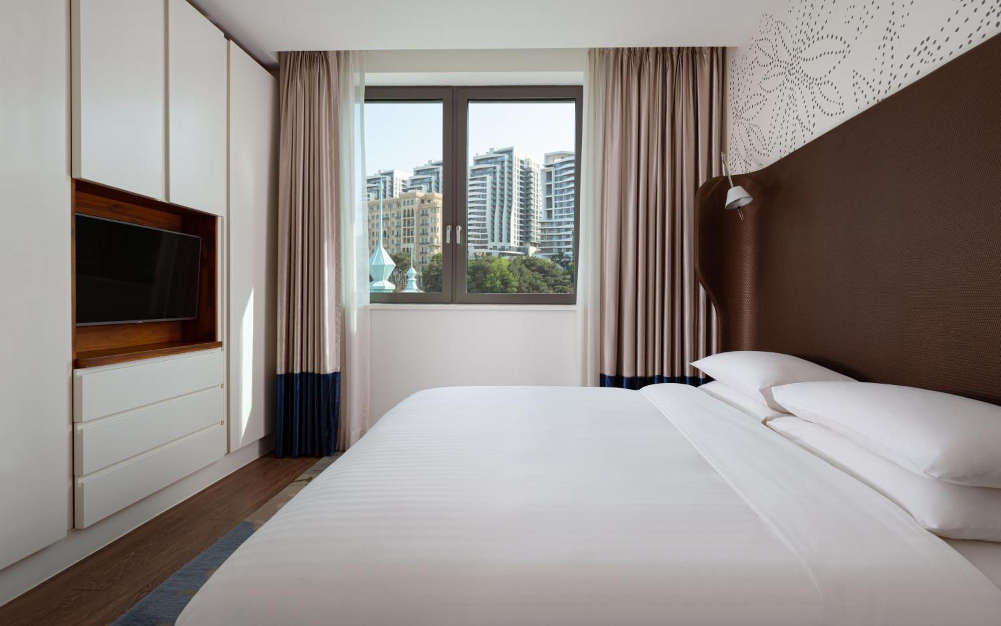Sheraton Baku Intourist Luaran gambar A bedroom at the hotel