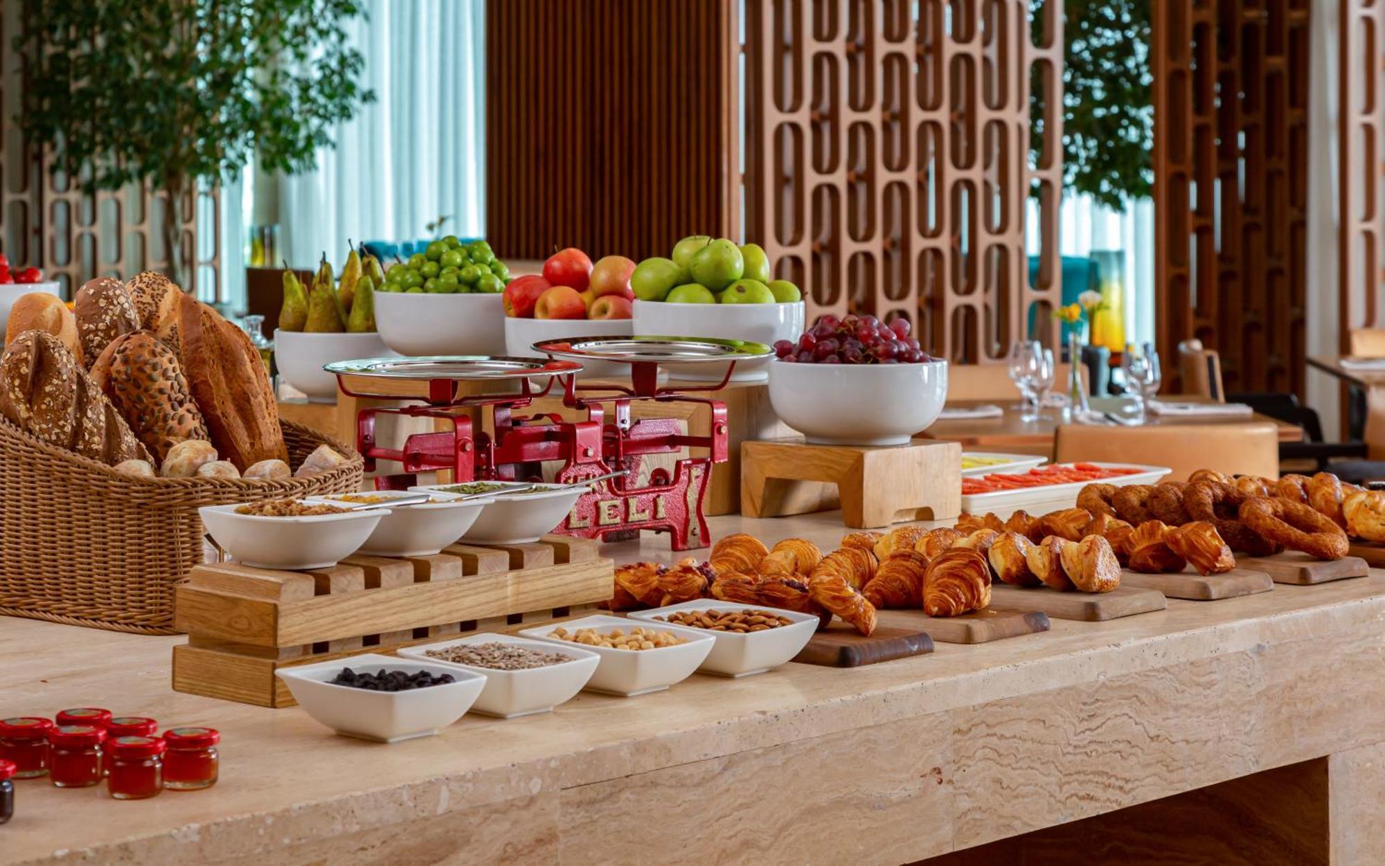 Sheraton Baku Intourist Luaran gambar A breakfast buffet