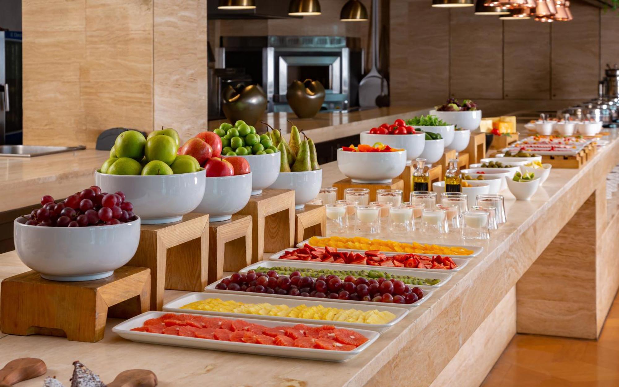 Sheraton Baku Intourist Luaran gambar A fruit salad bar