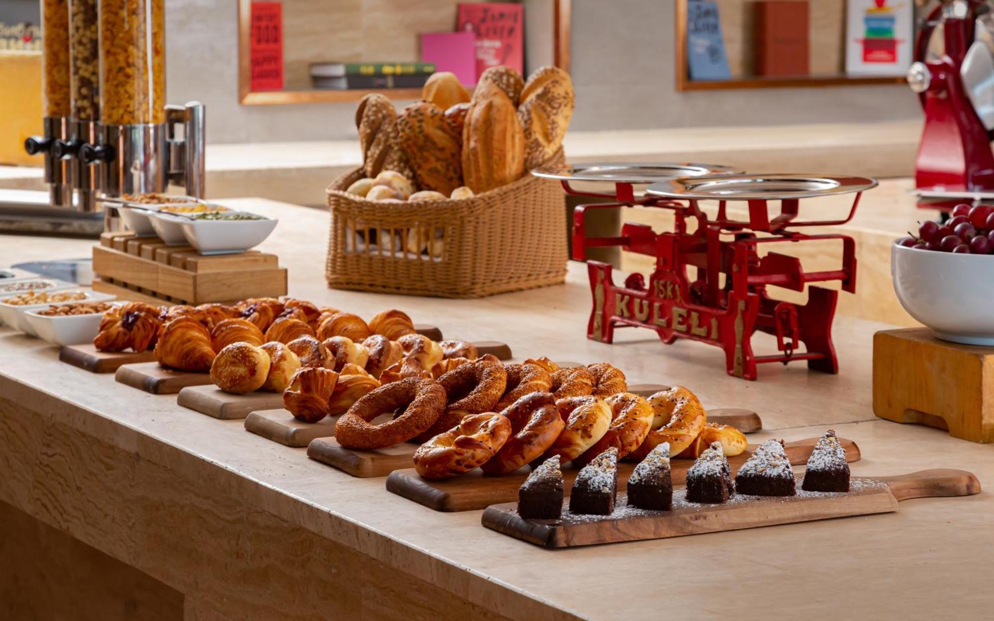 Sheraton Baku Intourist Luaran gambar A selection of breads and pastries at a buffet
